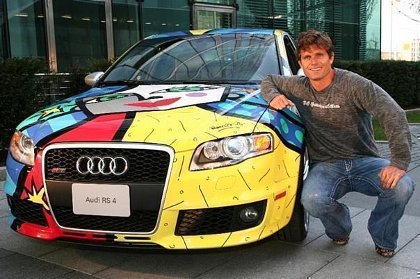 A. K. Shriver mit dem Audi RS4 Friendship Car, dessen Design der weltbekannte Neopop-Künstler Romero Britto für Best Buddies entworfenen hat.